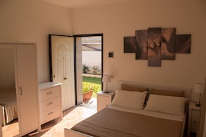 Habitació doble o amb dos llits individuals clàssica | Minibar, bressols i roba de llit 