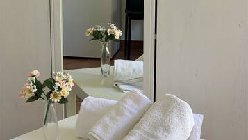 Habitación triple clásica | Minibar, cunas y ropa de cama