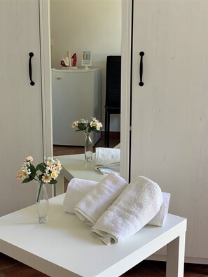 Kolmen hengen classic-huone | Minibaari, vauvansängyt, vuodevaatteet