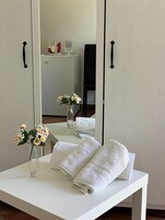 Classic Triple Room | Minibar, cribs/infant beds, bed sheets