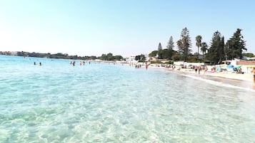 Una spiaggia nelle vicinanze