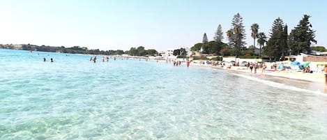 Una spiaggia nelle vicinanze