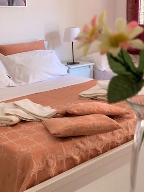 Family Room, 2 Bedrooms, for 5 people | Minibar, cots/infant beds, bed sheets - B&B Villa Matari (Syracuse)