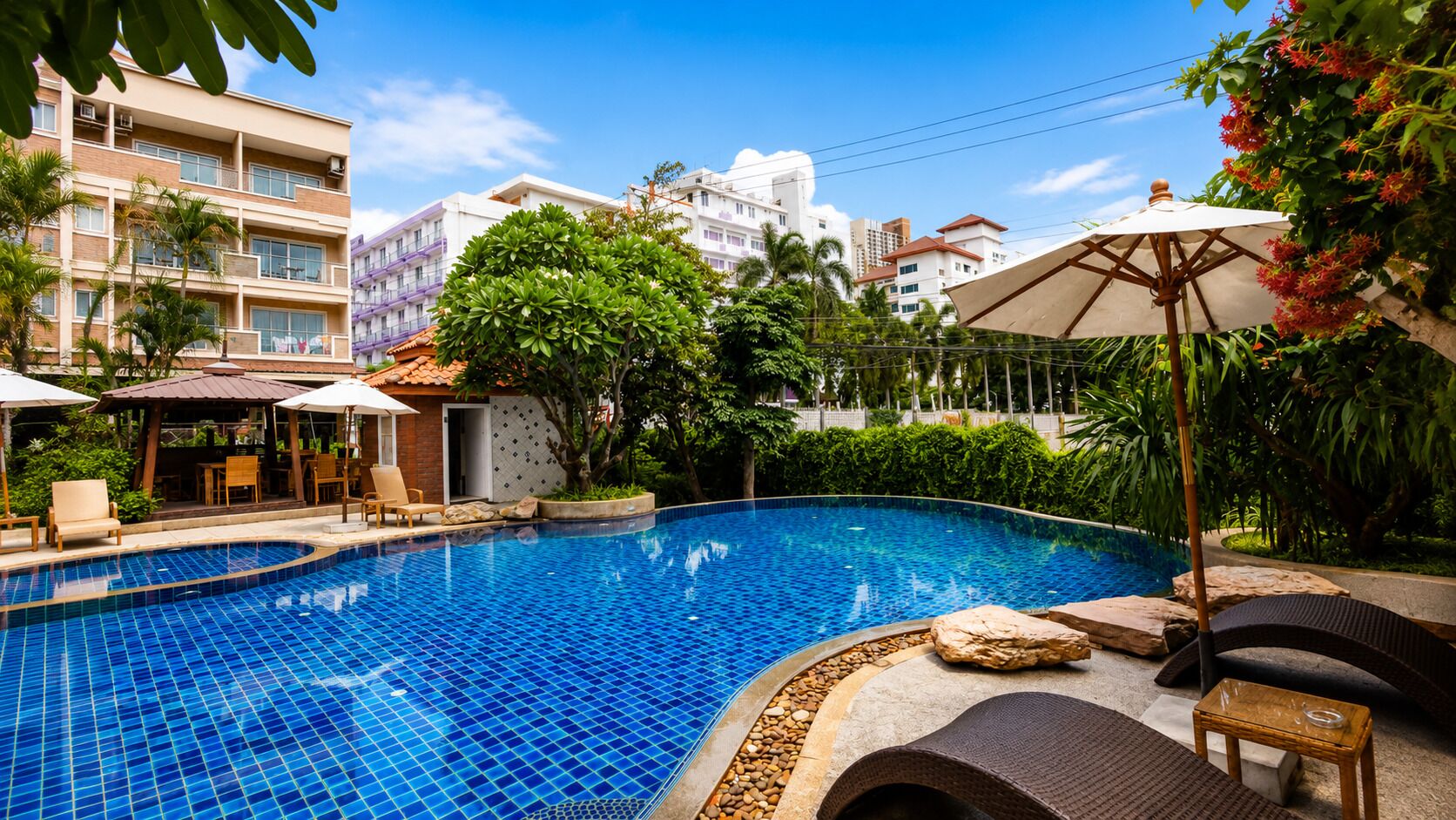 Piscina externa, guarda-sóis, espreguiçadeiras