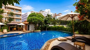Outdoor pool, pool umbrellas, sun loungers - Harmony Inn (Pattaya)