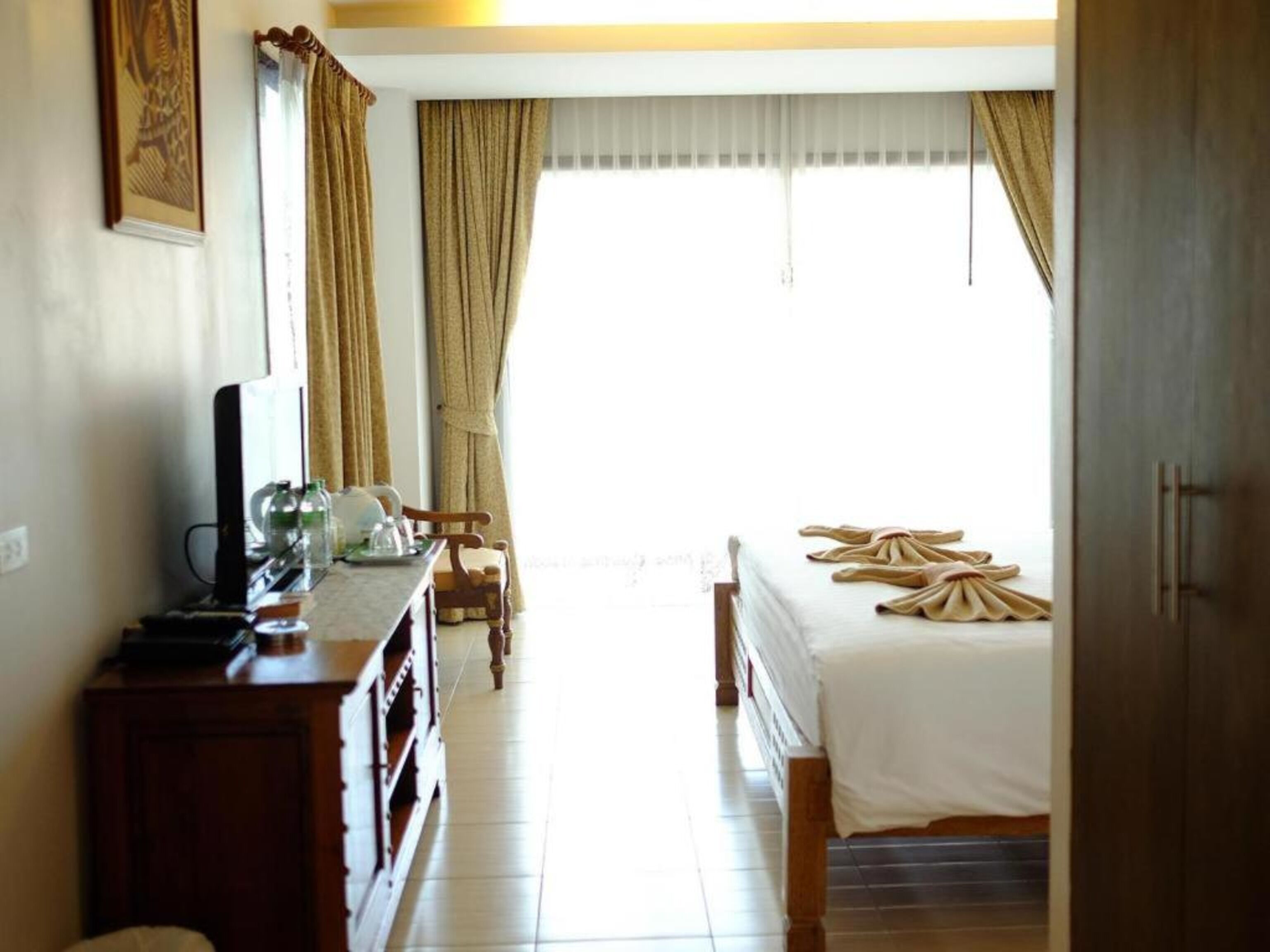 1 bedroom, in-room safe, desk, blackout curtains