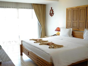 Tallelokero huoneessa, työpöytä, pimennysverhot, vauvansängyt