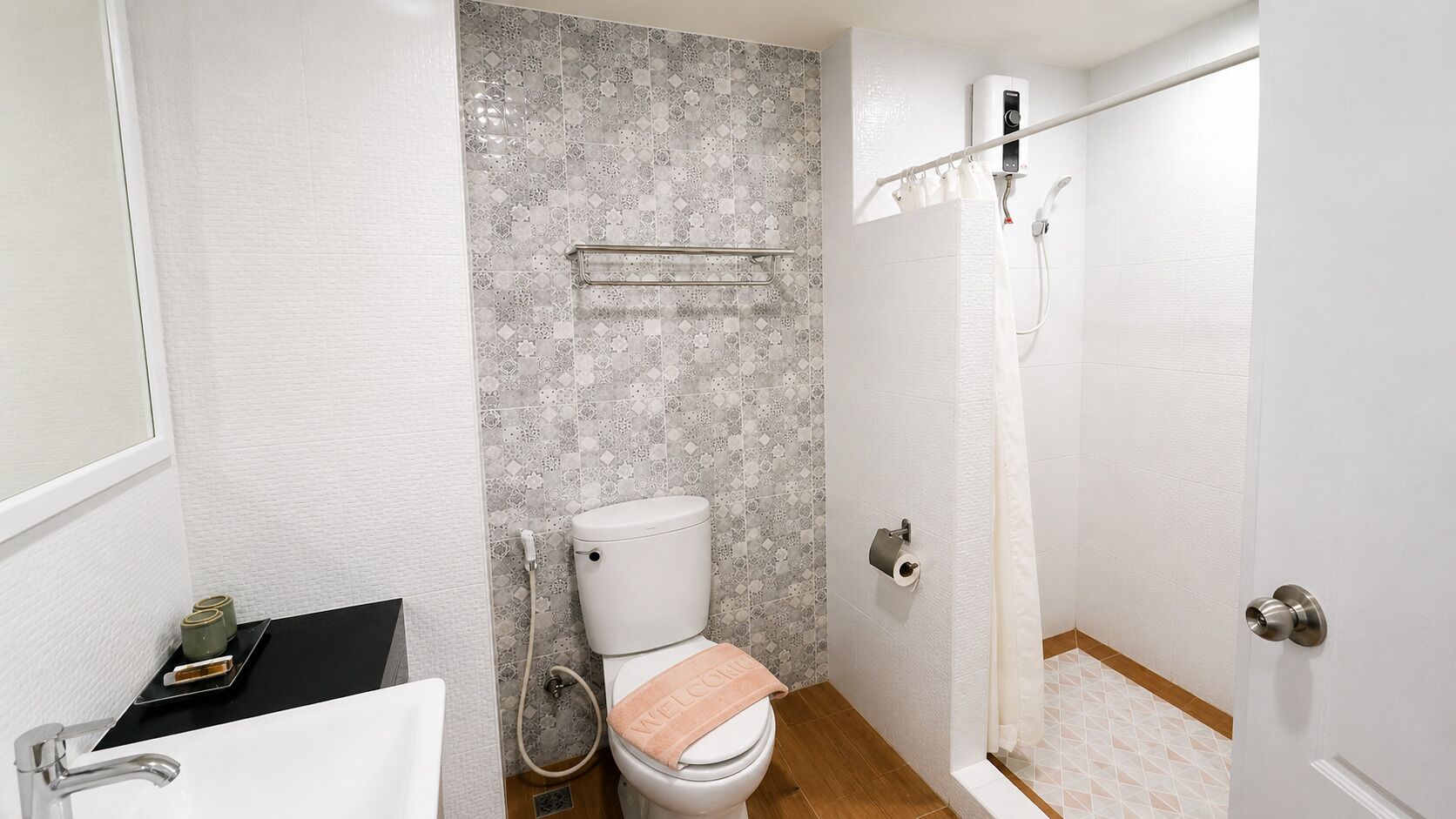 Ein Badezimmer mit Toilette, Dusche und Waschbecken.