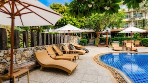 Piscine extérieure, parasols, chaises longues