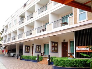 المن شأة من الخارج