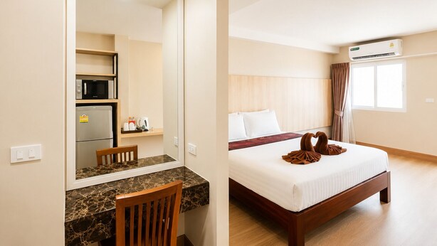 In-room safe, desk, blackout curtains, cots/infant beds - Harmony Inn (Pattaya)