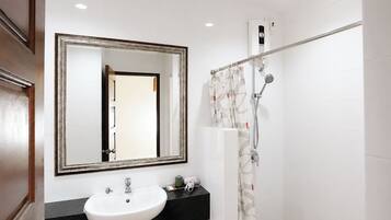 Deluxe Twin Room | Badezimmer | Dusche, kostenlose Toilettenartikel, Haartrockner, Handtücher