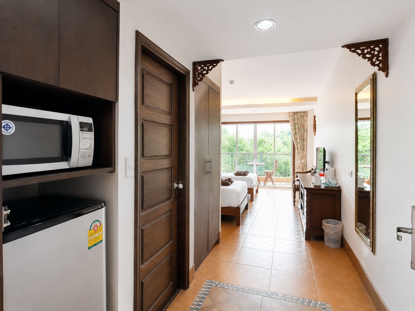 Deluxe Twin kamer, balkon | Een kluis op de kamer, een bureau, verduisterende gordijnen