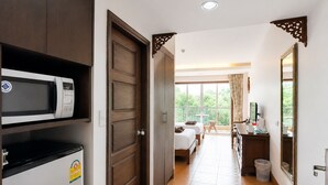 In-room safe, desk, blackout curtains, cots/infant beds - Harmony Inn (Pattaya)