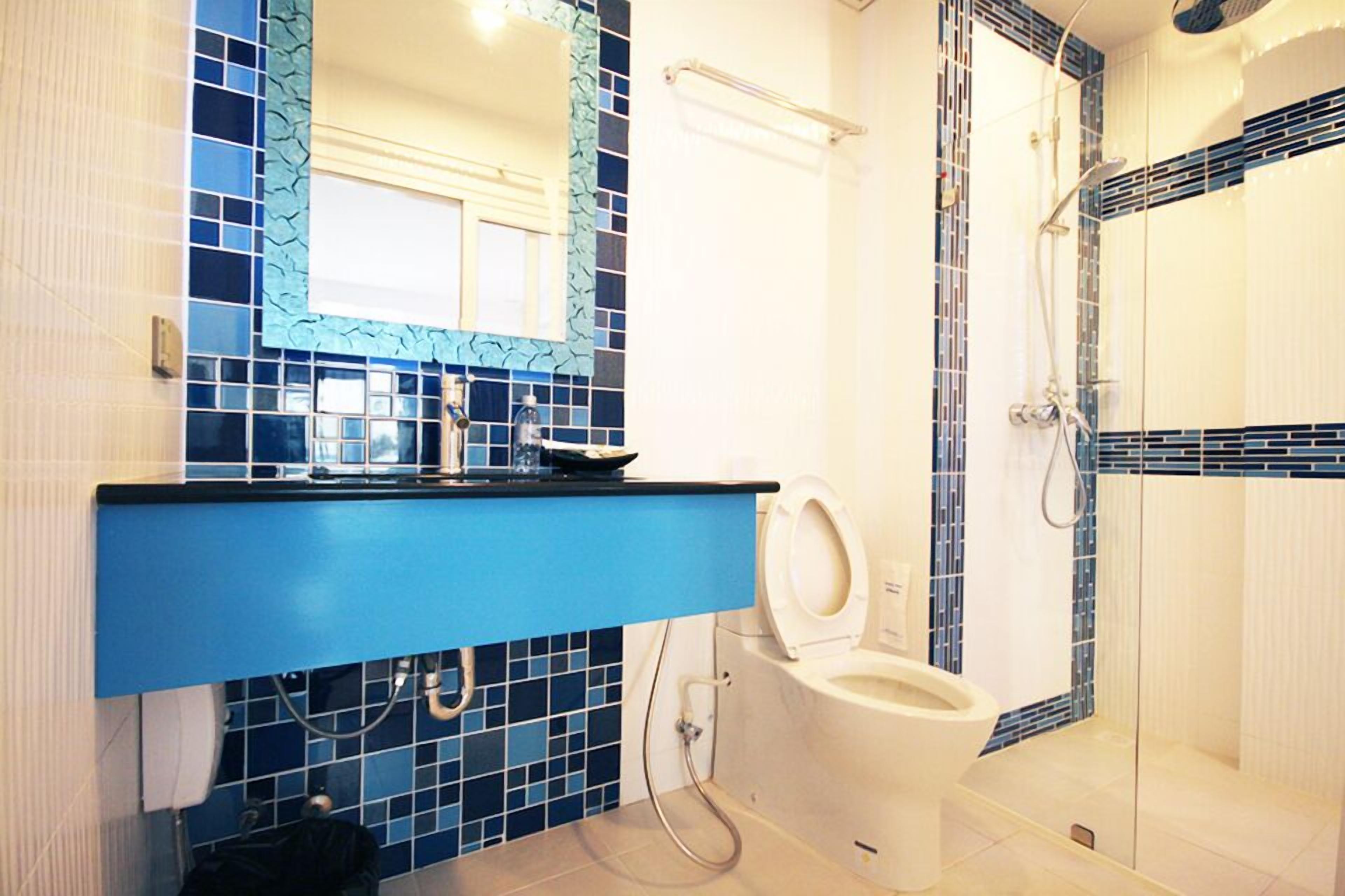 premier double room | bathroom | shower, bidet, towels, soap