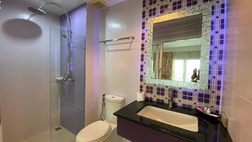 Suite | Salle de bain | Douche, bidet, serviettes fournies, savon