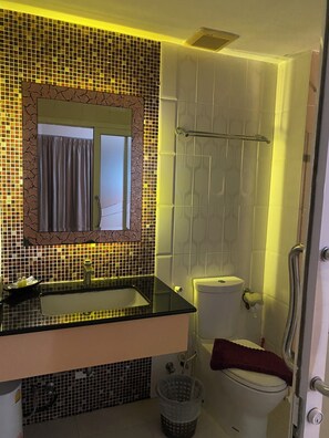 Phòng đôi Premier | Phòng tắm | Buồng tắm vòi sen, chậu vệ sinh/vòi rửa, khăn tắm, xà phòng 