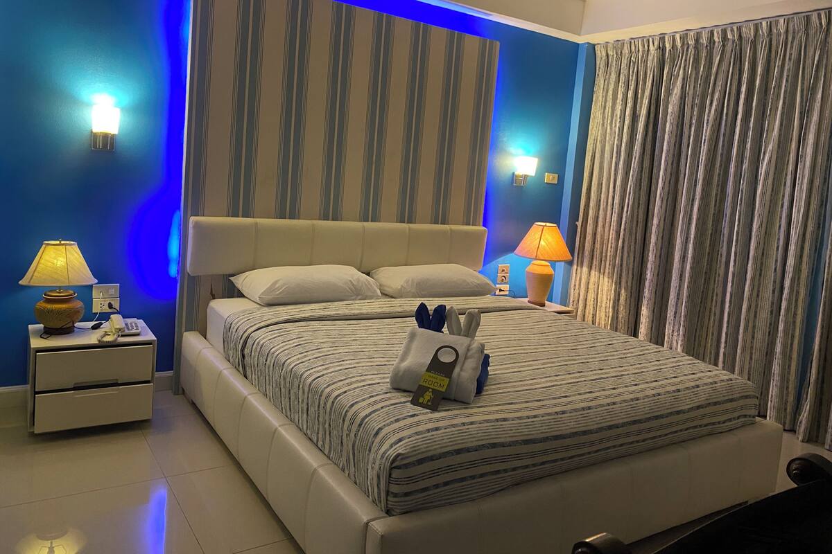 Premier Double Room | 1 bedroom, minibar, in-room safe, desk