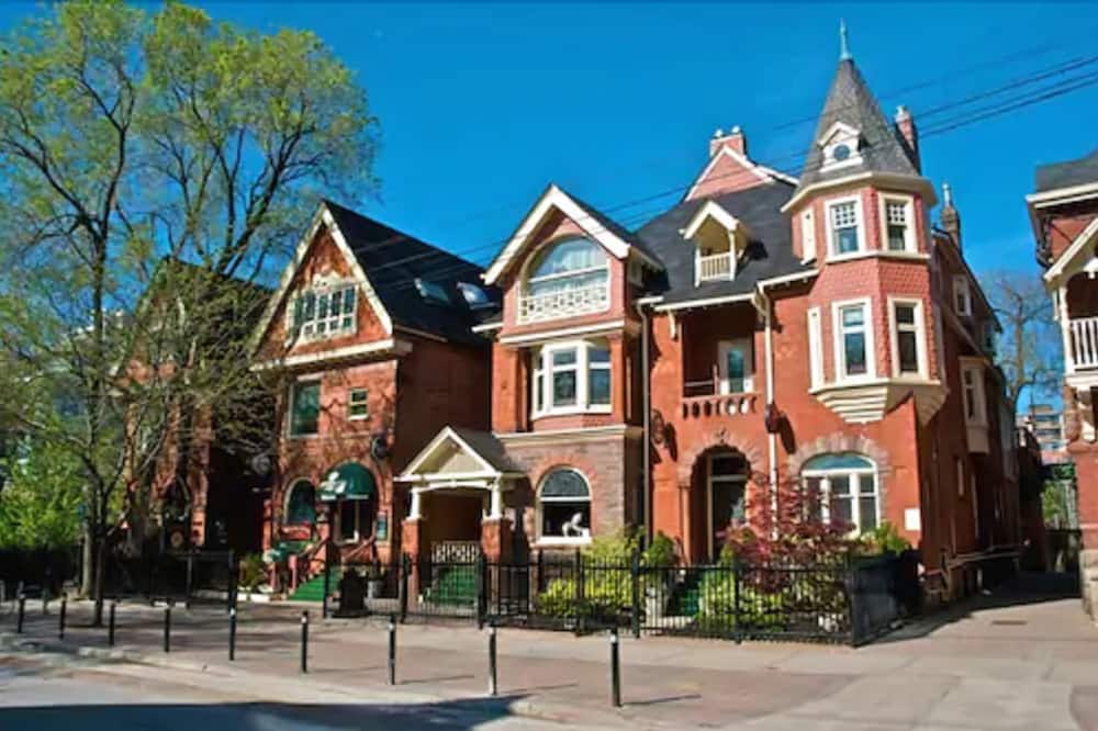 Madison Manor Boutique Hotel