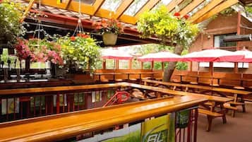 Προσφέρει μεσημεριανό, βραδινό και brunch