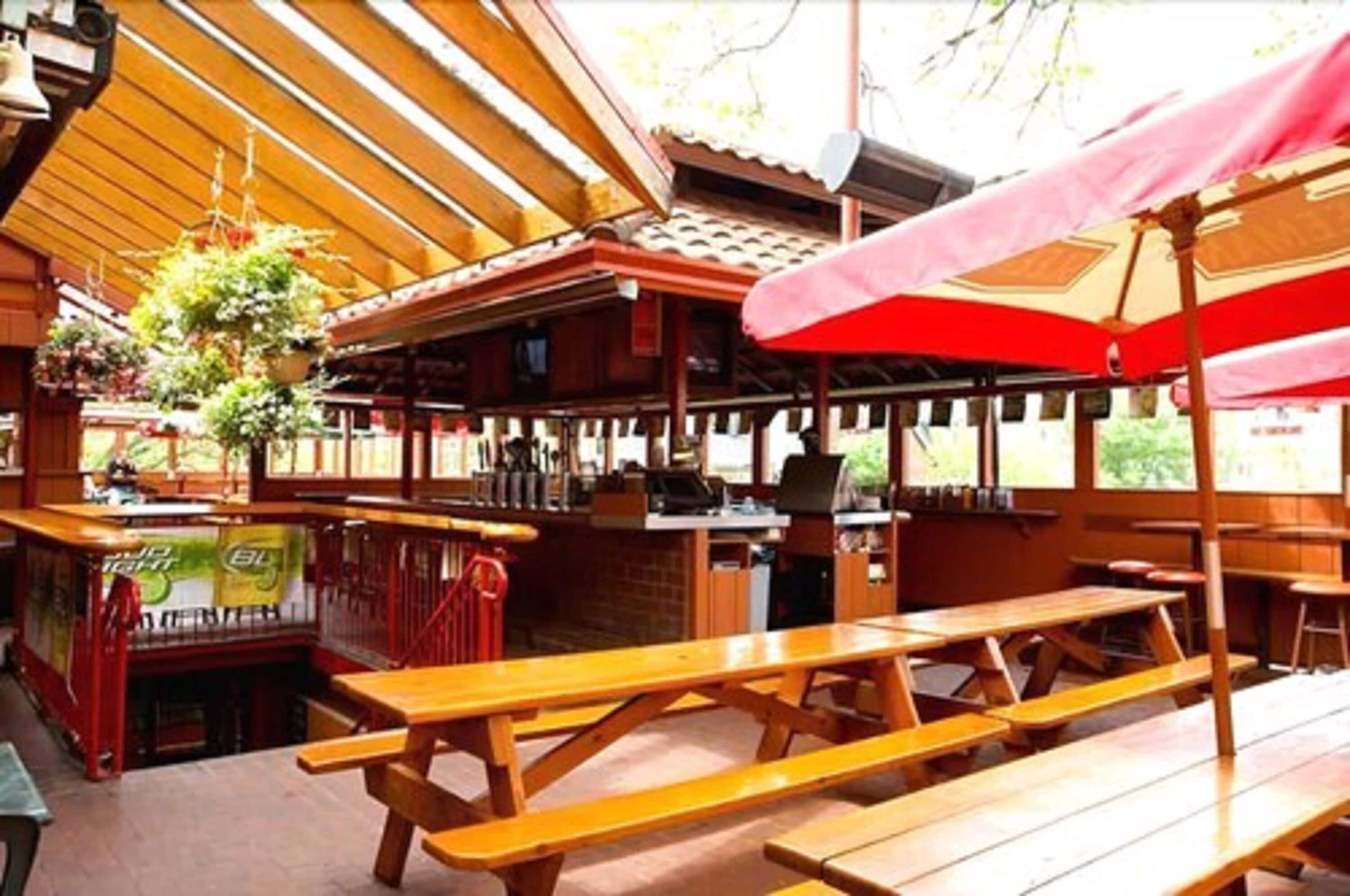 Serves lunch, dinner, and brunch