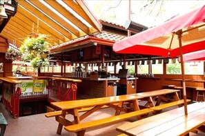 Serves lunch, dinner, and brunch - Madison Manor Boutique Hotel (Toronto)