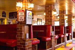 Serves lunch, dinner, and brunch - Madison Manor Boutique Hotel (Toronto)