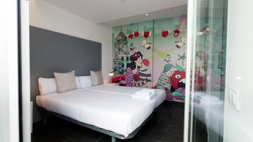 Un dormitorio moderno con una cama grande, un vidrio y un mural colorido en la pared.