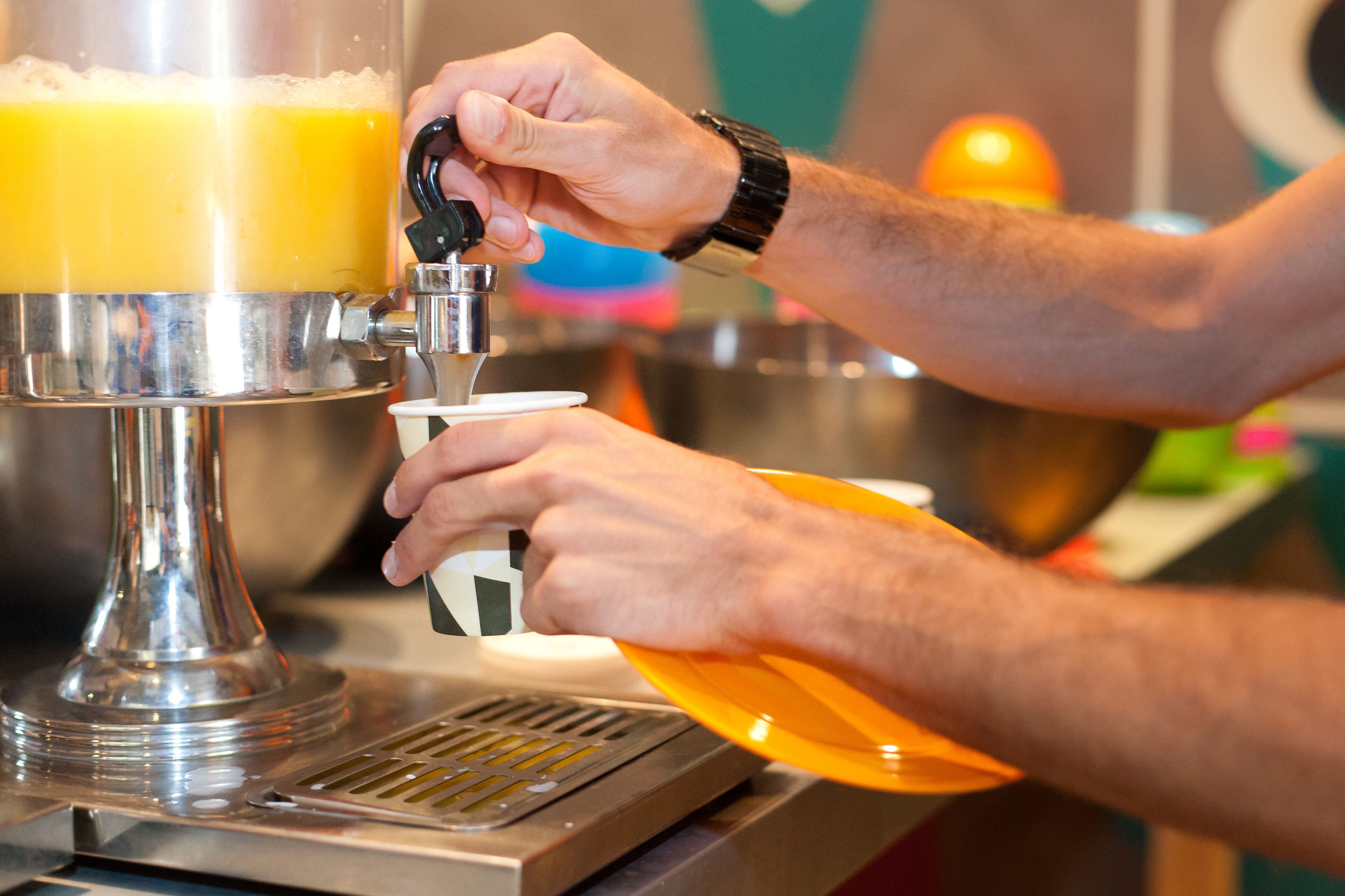 Petit déjeuner buffet (7 EUR par personne)