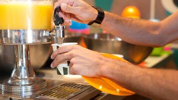 Esmorzar diari d'estil bufet (7 EUR per persona)