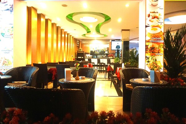 供應早餐、午餐、晚餐;本地菜