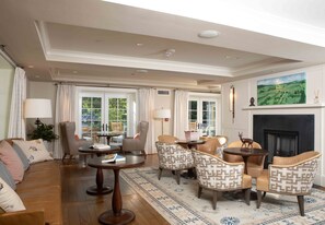 Área de estar no saguão