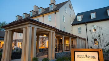 2 restauranter; serverer morgenmad