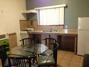 In-room dining - Sahara Hot Springs Family Park & Inn (Desert Hot Springs)