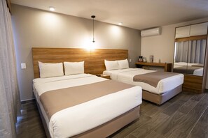 标准双人房 | 客房内保险箱、办公桌、免费 WiFi、床单