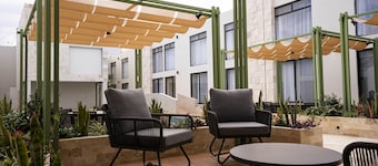 La Posada Hotel & Suites
