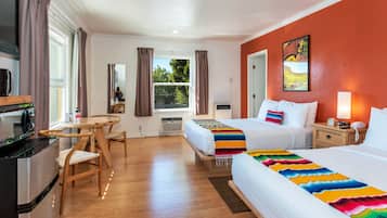 Habitación estándar, 2 camas matrimoniales | Escritorio, tabla de planchar con plancha, camas extra y wifi gratis