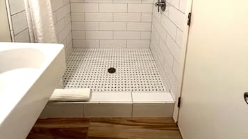 Deluxe Suite, 2 Double Beds | Bathroom