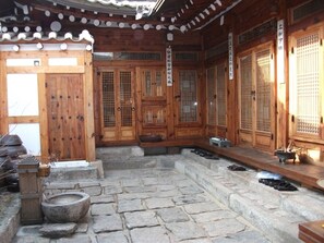 Courtyard - Hyosunjae Hanok Guesthouse (Seoul)