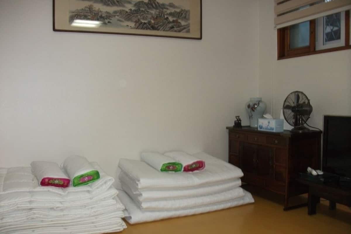 Family Room | Premium bedding, free WiFi