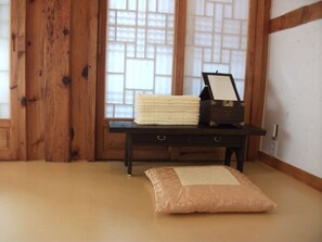 デラックス ルーム (Ondol) | リビング エリア | LED テレビ