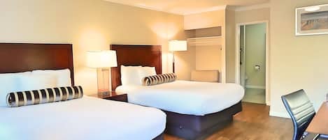 Chambre Standard, 2 grands lits | Literie de qualité, décor unique, ameublement unique, bureau