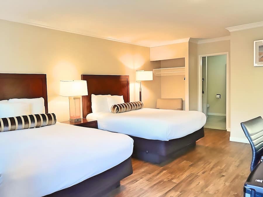 Standardrum - 2 queensize-sängar | Sängtillbehör av högsta kvalitet, individuell inredning och unika möbler