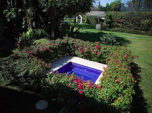 Outdoor spa tub - Casa Bugambilia (Tepoztlán)