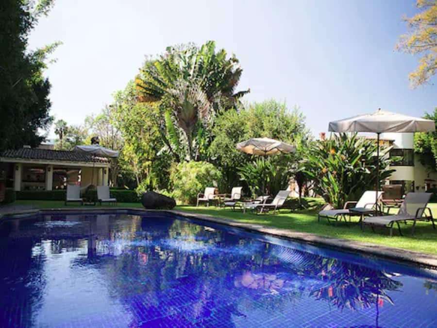 Piscina externa, barracas de cortesia, guarda-sóis