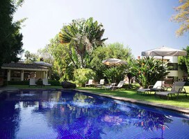Una piscina al aire libre, cabañas de piscina gratuitas, sombrillas