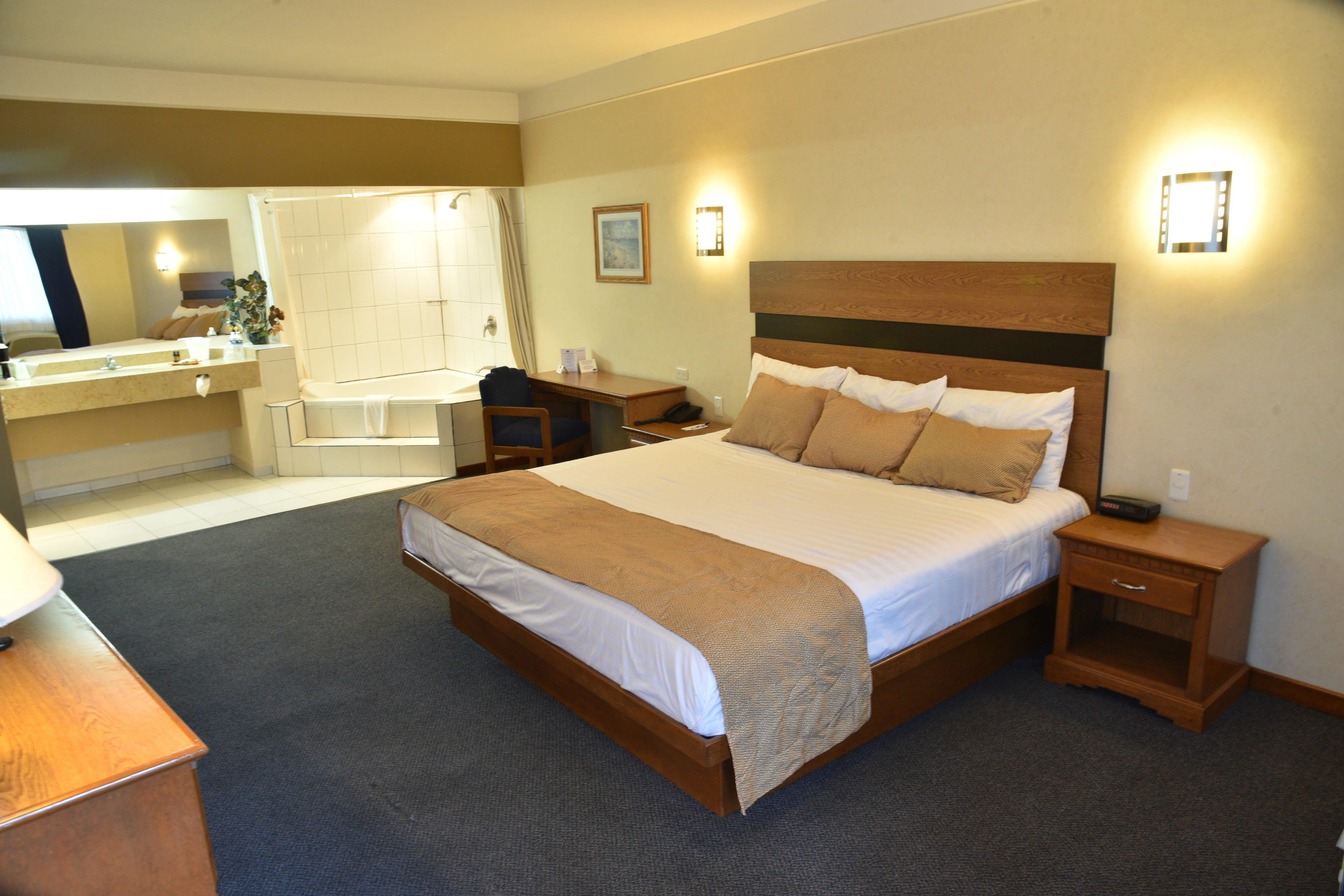 suite | down duvets, minibar, in-room safe, desk