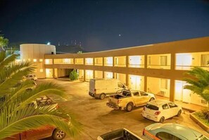 Free self-parking - American Inn Hotel & Suites Hidalgo del Parral (Hidalgo del Parral)