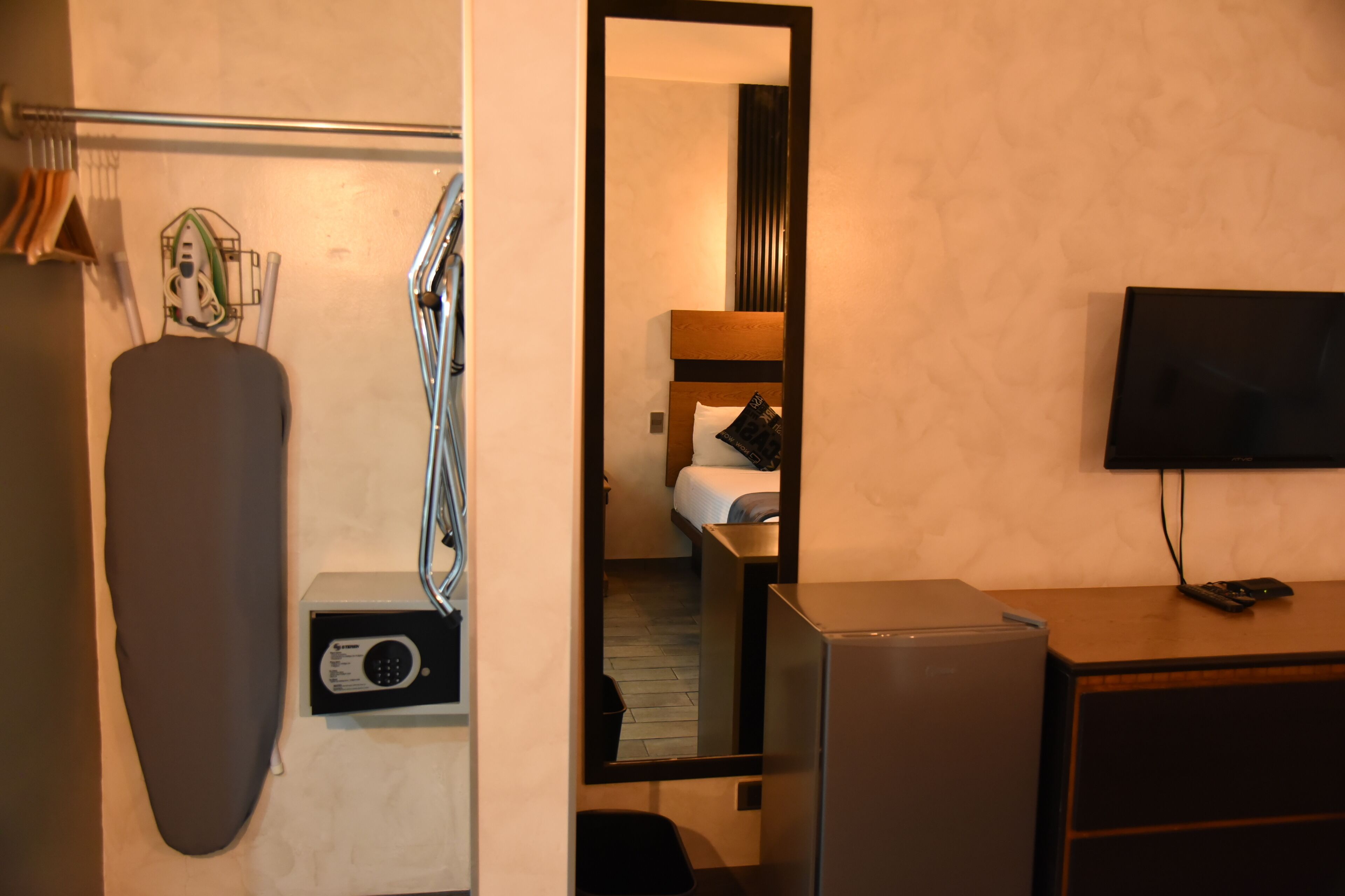 business single room | down duvets, minibar, in-room safe, desk