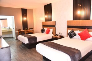 A hotel room with two beds, a desk, and a chair. - American Inn Hotel & Suites Hidalgo del Parral (Hidalgo del Parral)